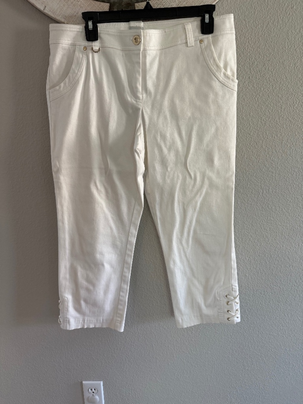 Women's cropped white pants